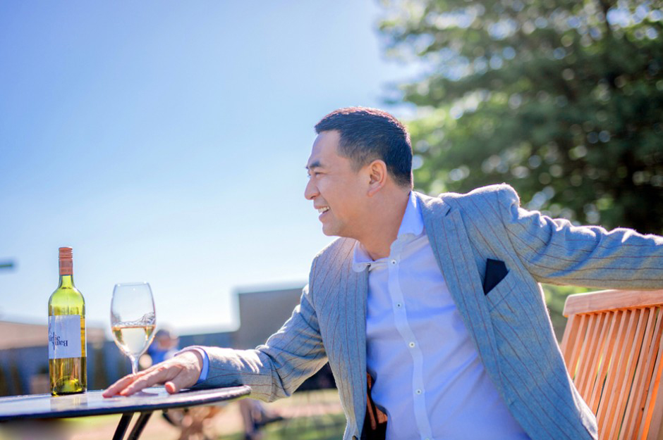 国民大叔张嘉译赛马英姿挺拔帅气