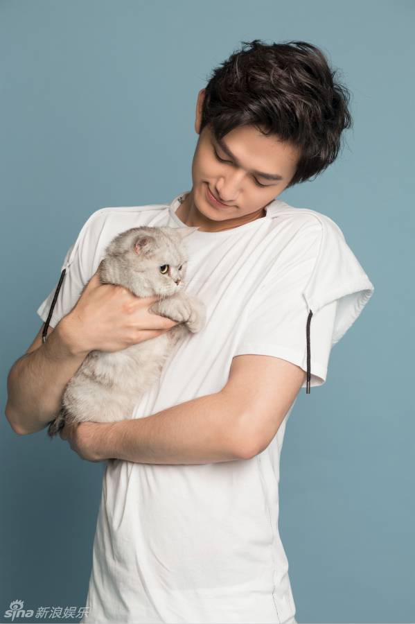 马可杀阡陌扮演者帅气街拍瞬间 邻家男孩气质清爽