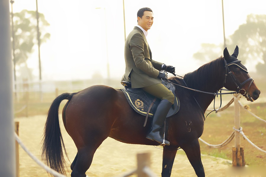国民大叔张嘉译赛马英姿挺拔帅气