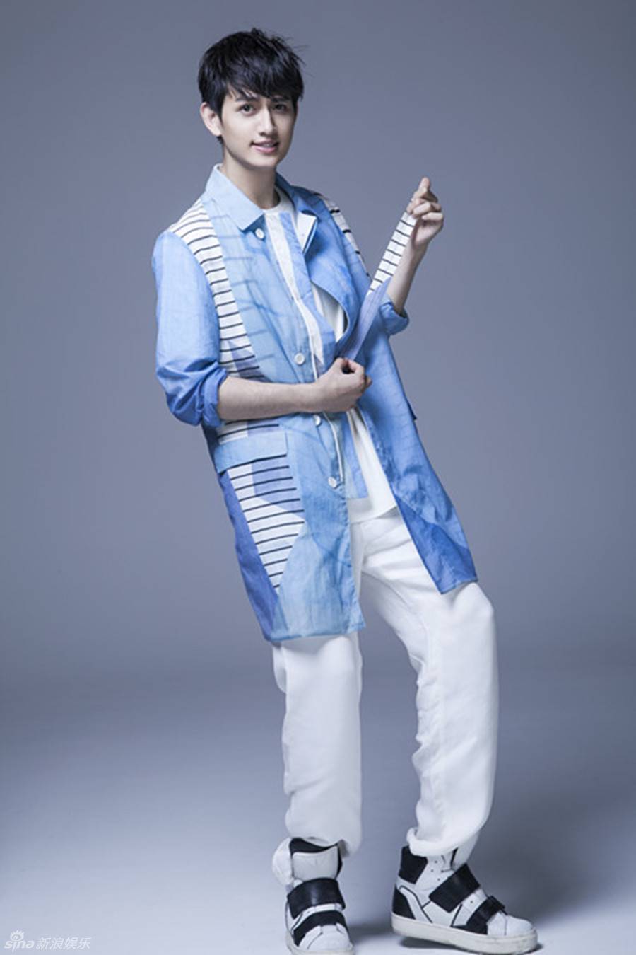 马可杀阡陌扮演者帅气街拍瞬间 邻家男孩气质清爽