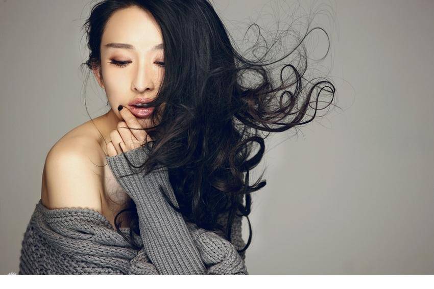 张俪穿毛衣小露香肩部位图