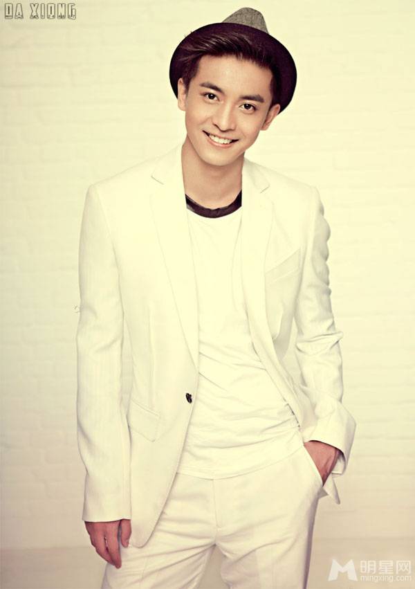 新一代男神李佳航白色西装帅气逼人