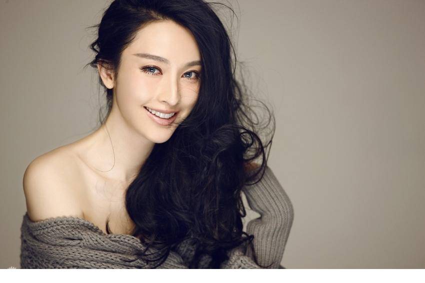 张俪穿毛衣小露香肩部位图