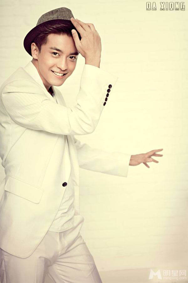 新一代男神李佳航白色西装帅气逼人