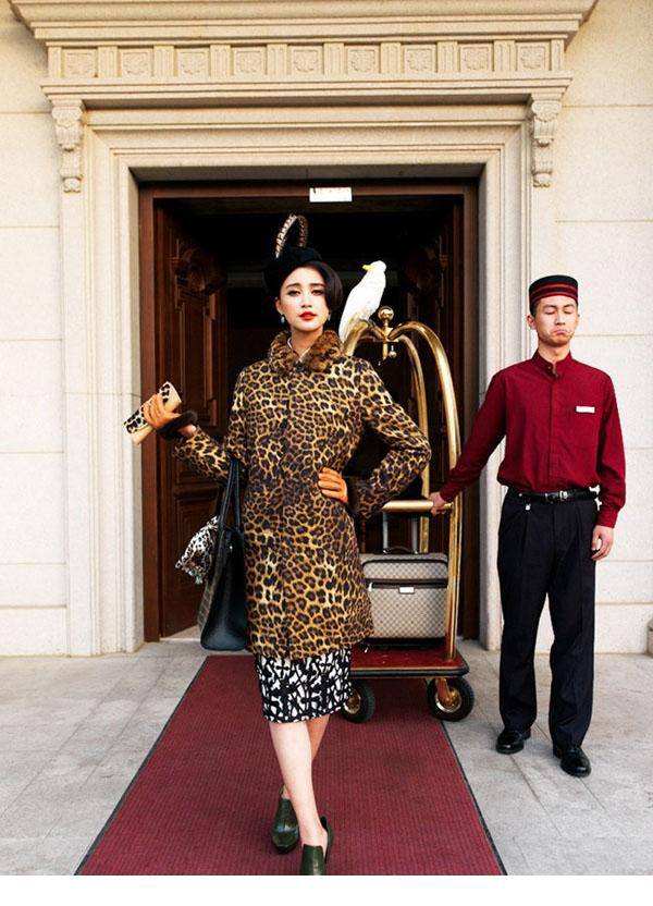 影星张歆艺复古红唇写真艺术照