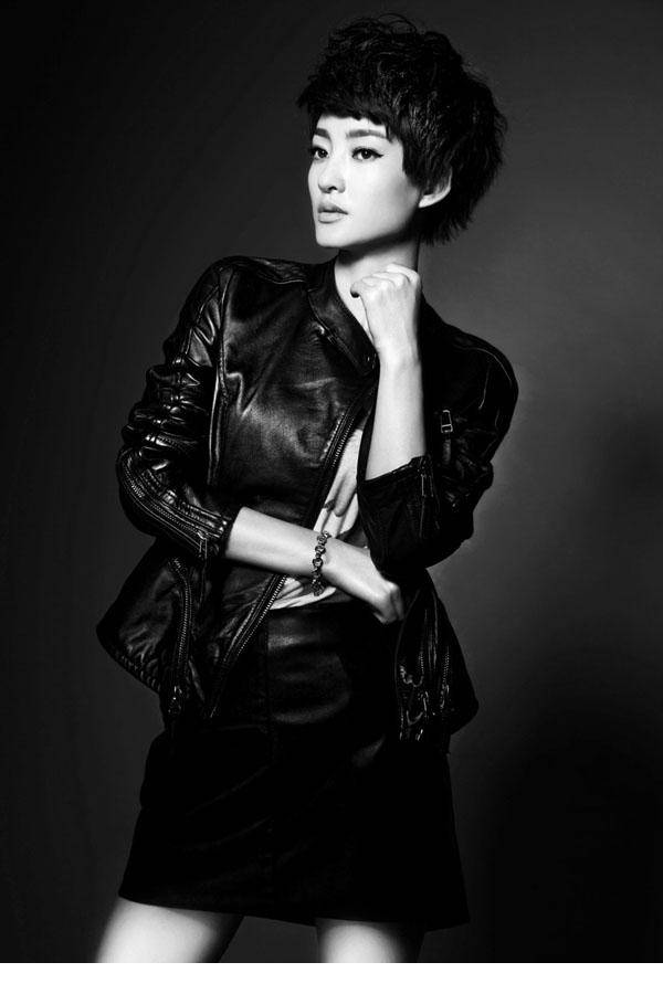 王丽坤简约短发造型黑白写真