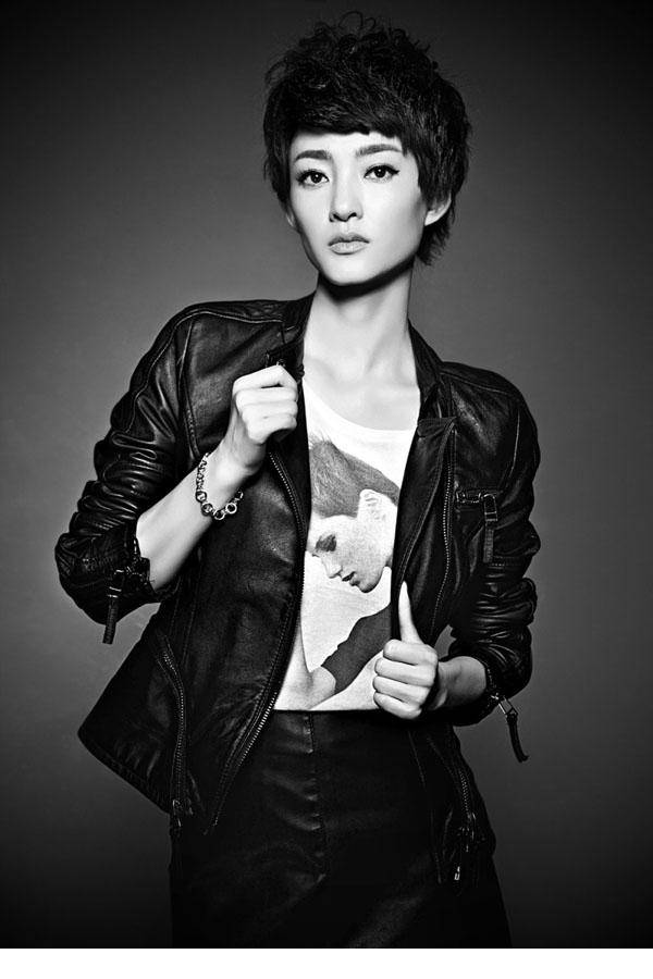 王丽坤简约短发造型黑白写真