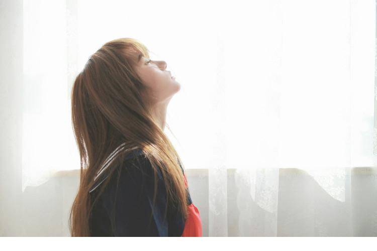 90后清纯校服美眉娇媚动人写真照