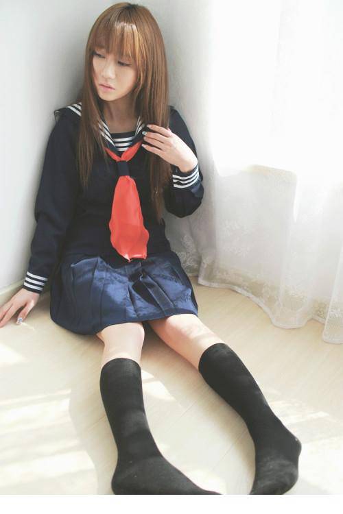 90后清纯校服美眉娇媚动人写真照