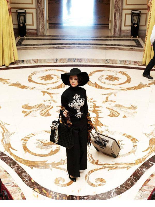 影星张歆艺复古红唇写真艺术照