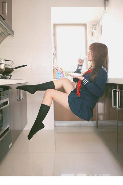 90后清纯校服美眉娇媚动人写真照