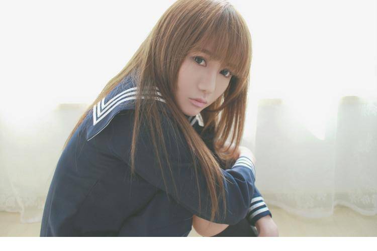 90后清纯校服美眉娇媚动人写真照