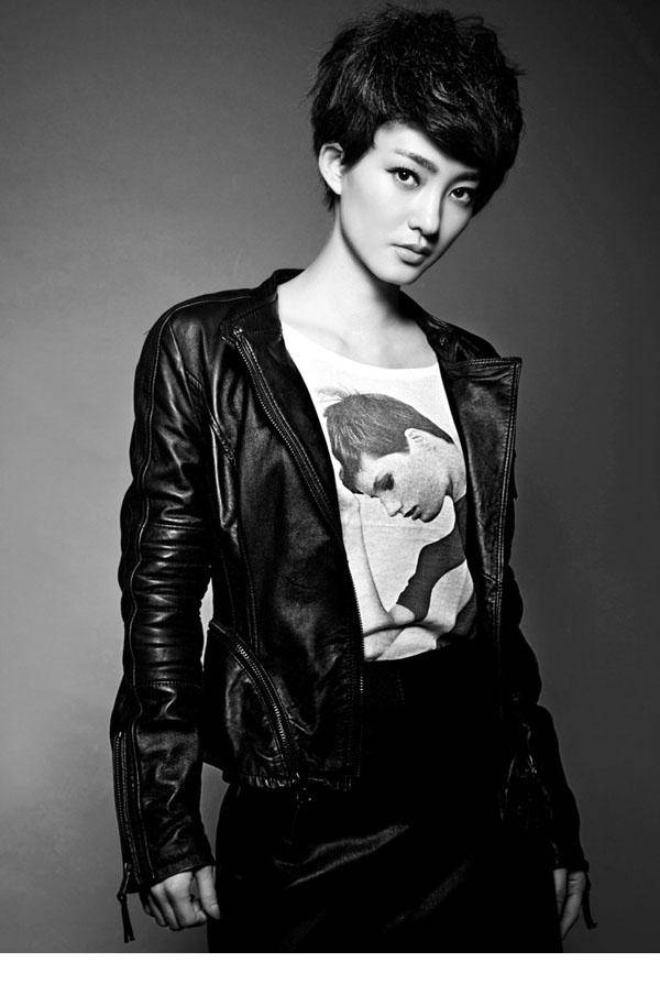 王丽坤简约短发造型黑白写真