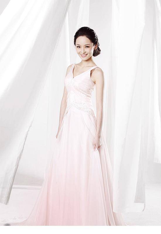 洪天照女友李曼裸色长裙秀身材