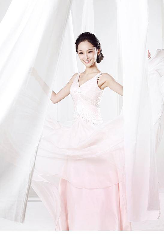 洪天照女友李曼裸色长裙秀身材