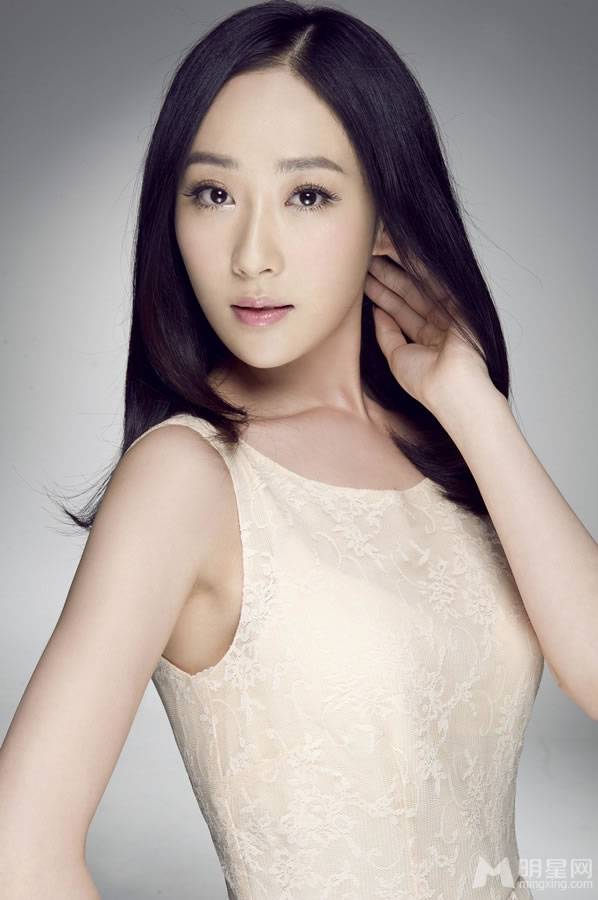 清新女星刘奕丹连衣裙微露美腿