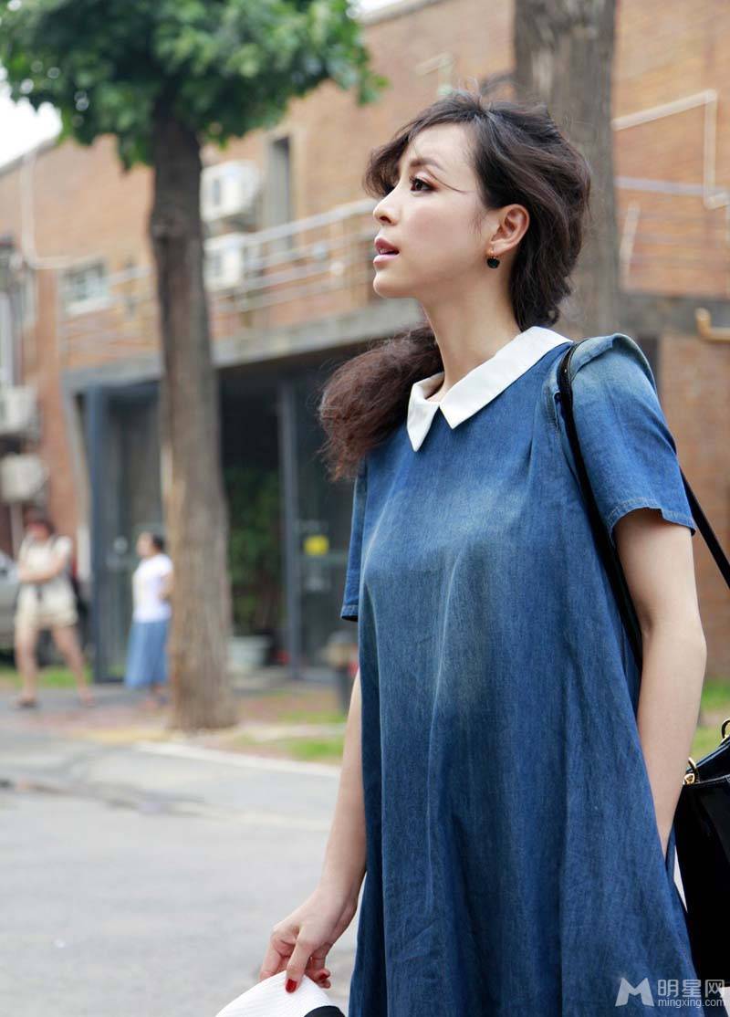 内地气质女星张静初英伦复古街拍写真曝光