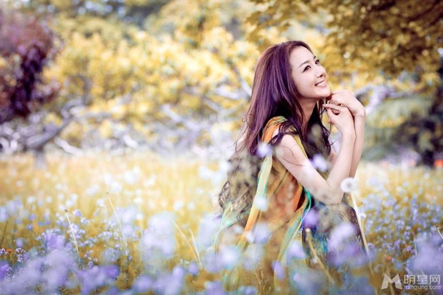 中国甜美女星李依晓春天户外温暖写真