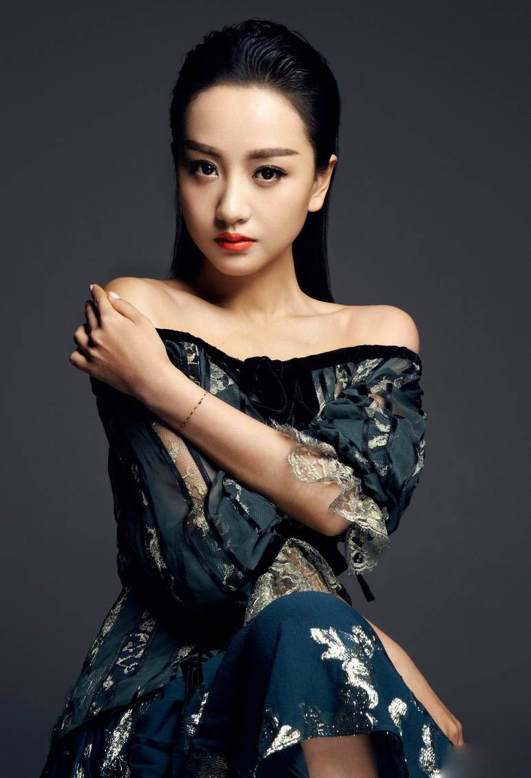 情定三生演员杨蓉一字肩秀性感锁骨