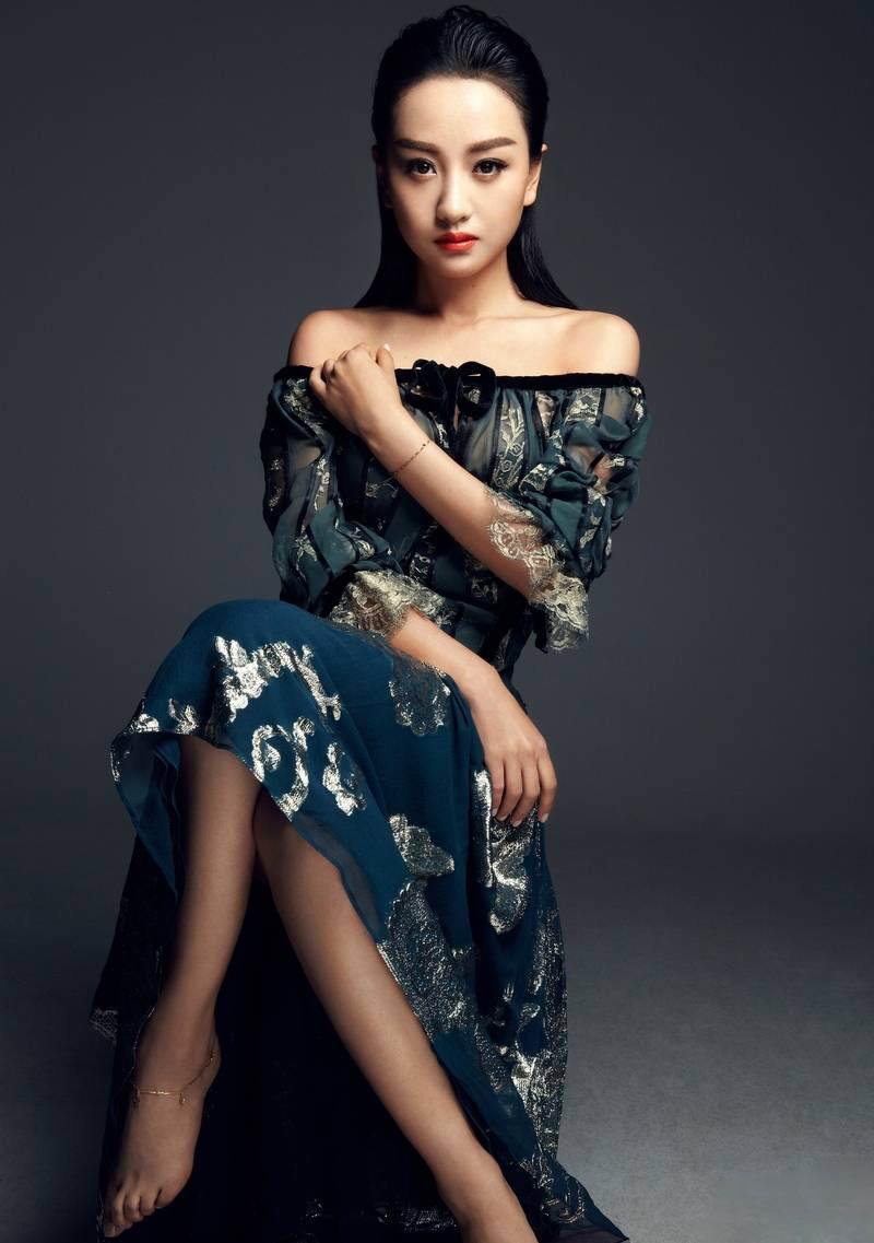 情定三生演员杨蓉一字肩秀性感锁骨