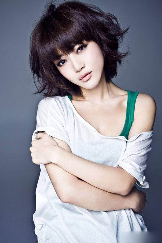 演员邓家佳写真微露香肩性感迷人