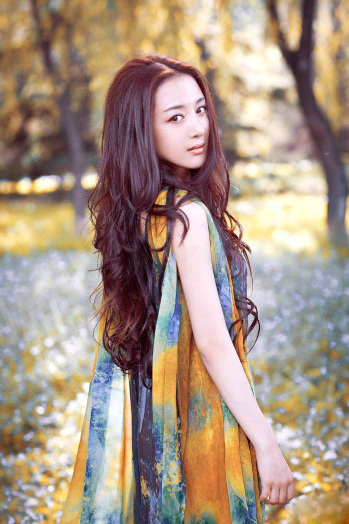 中国甜美女星李依晓春天户外温暖写真