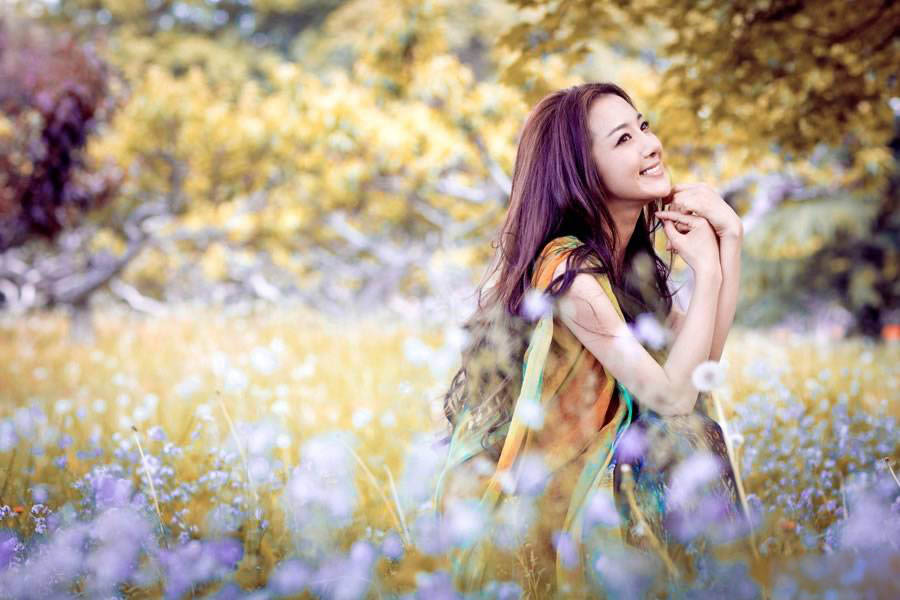 中国甜美女星李依晓春天户外温暖写真