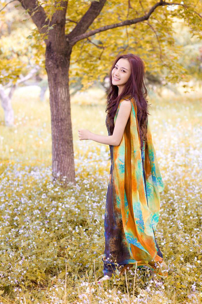 中国甜美女星李依晓春天户外温暖写真