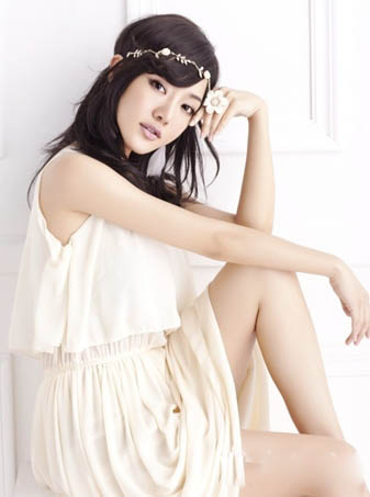 演员邓家佳写真微露香肩性感迷人