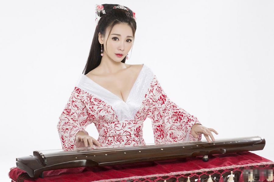 柳岩搭档李川拍摄古装写真 造型性感极限诱惑