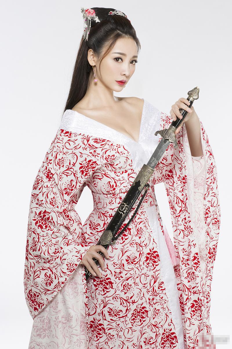 柳岩搭档李川拍摄古装写真 造型性感极限诱惑