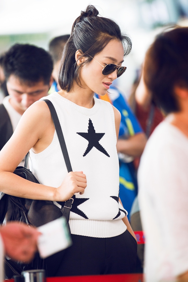 朱丹机场街拍简约时尚