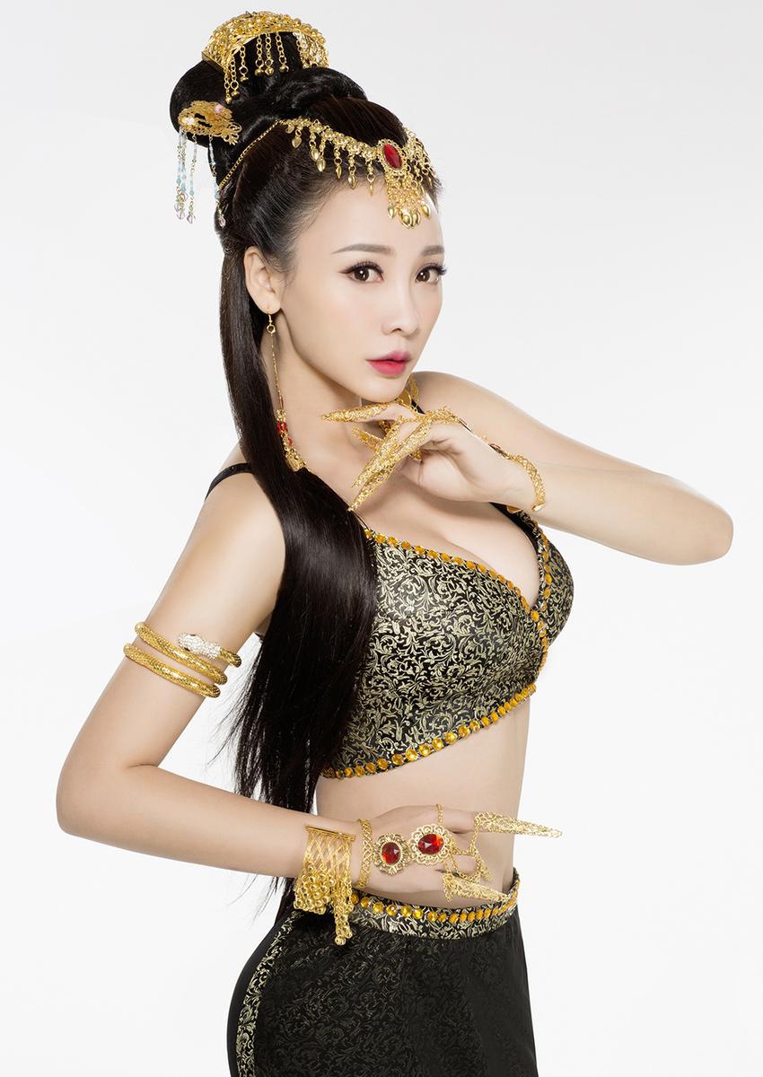 柳岩搭档李川拍摄古装写真 造型性感极限诱惑