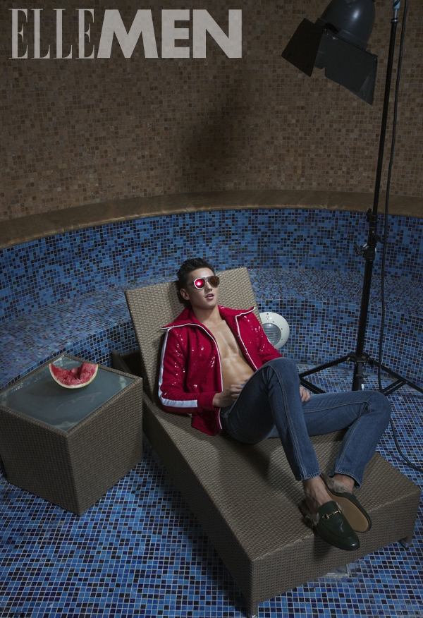 宁泽涛半裸登封面秀胸肌