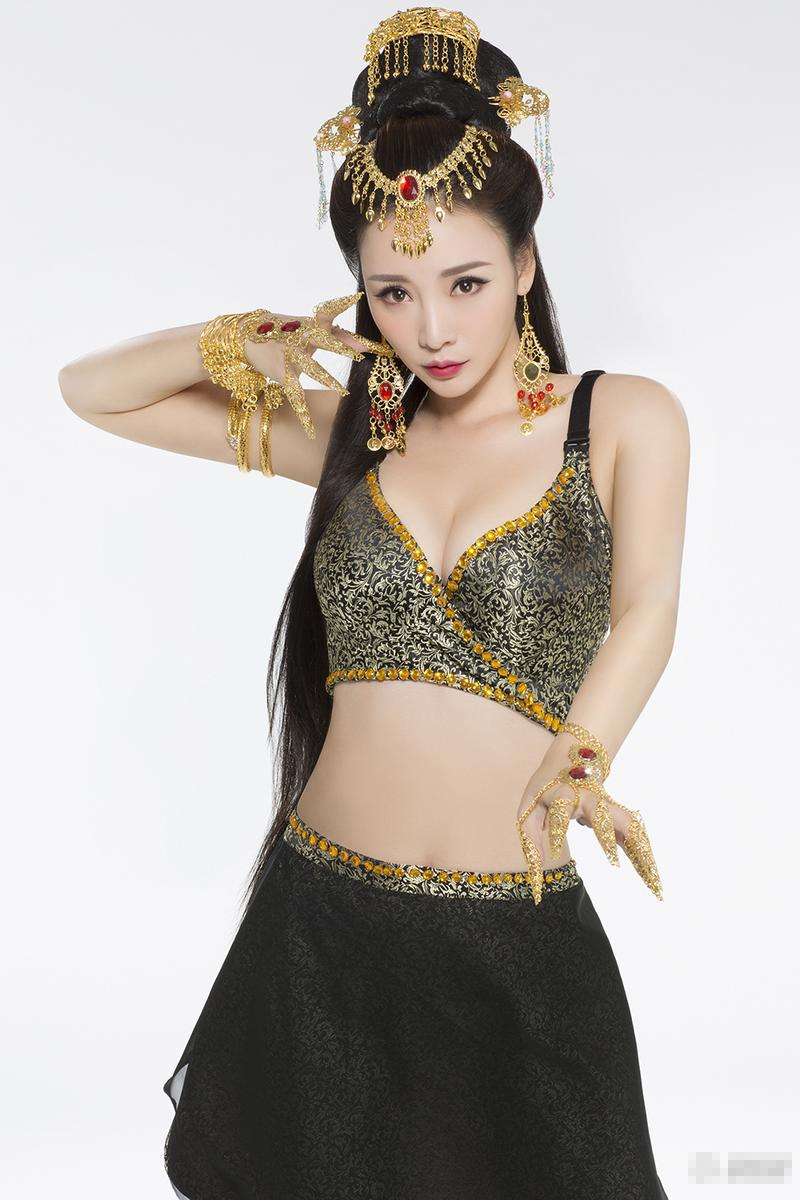 柳岩搭档李川拍摄古装写真 造型性感极限诱惑