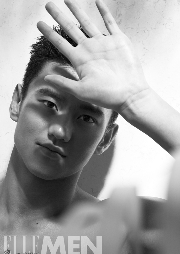 宁泽涛半裸登封面秀胸肌