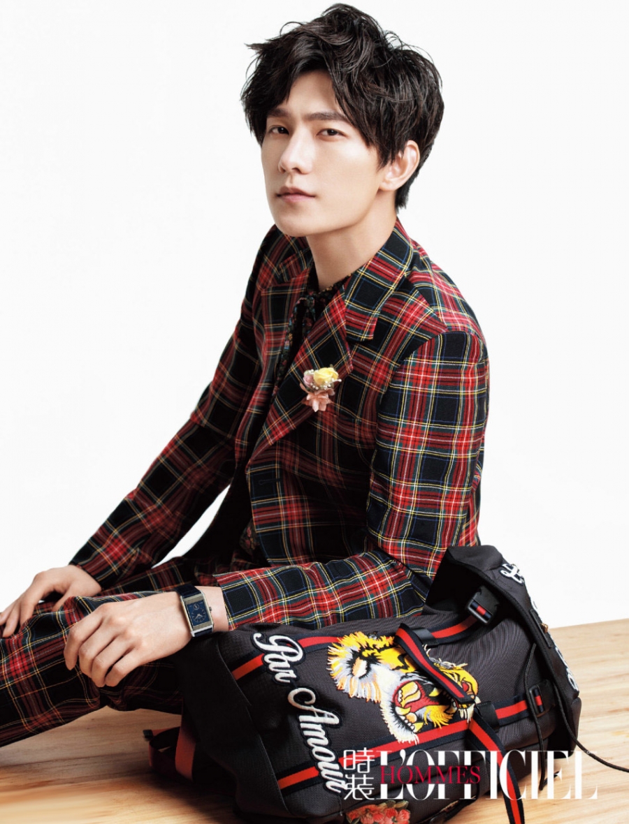 杨洋封面写真 活泼之下透露一丝痞气