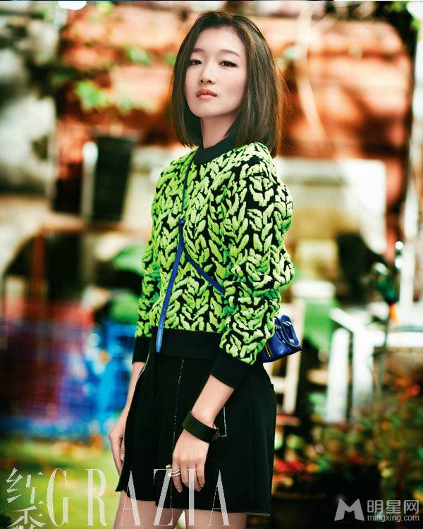 内地90后甜美女星周冬雨摩登潮流写真