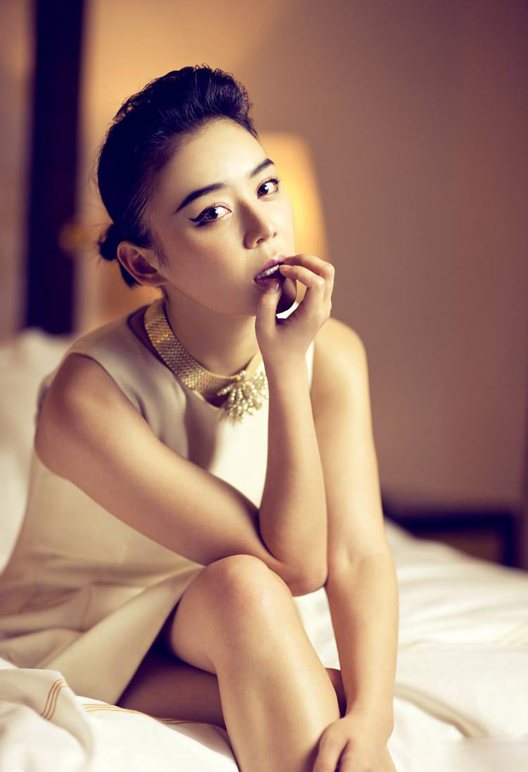 内地人气女星袁姗姗冷艳复古写