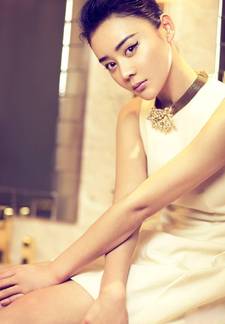 内地人气女星袁姗姗冷艳复古写