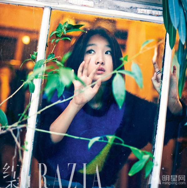 内地90后甜美女星周冬雨摩登潮流写真