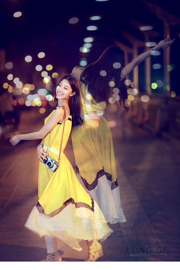 90后长发清纯美女夜间街拍照