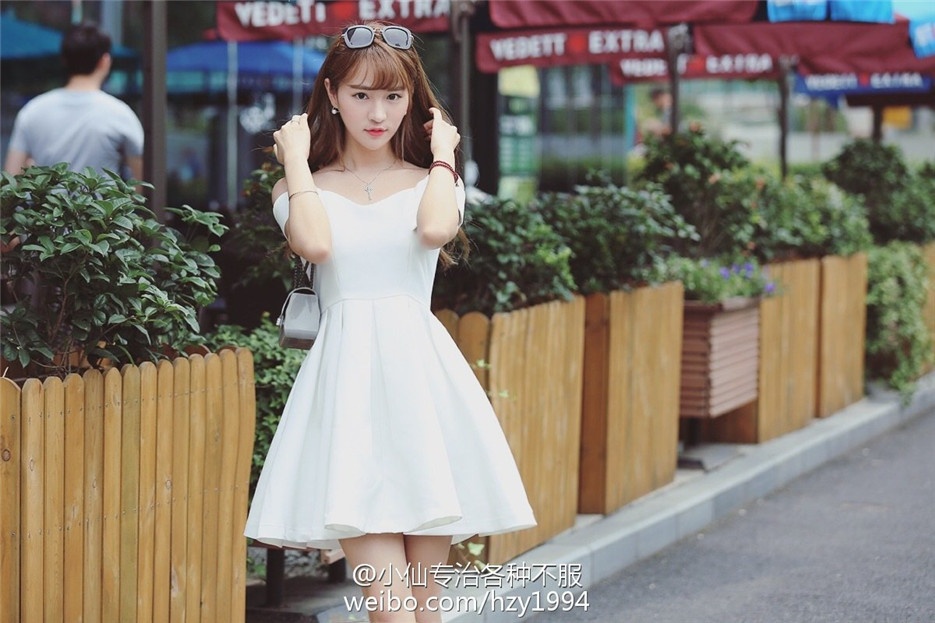 甜美长发美女小清新时尚街拍