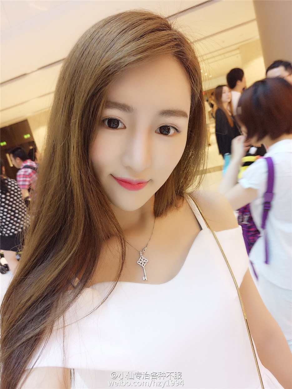 甜美长发美女小清新时尚街拍