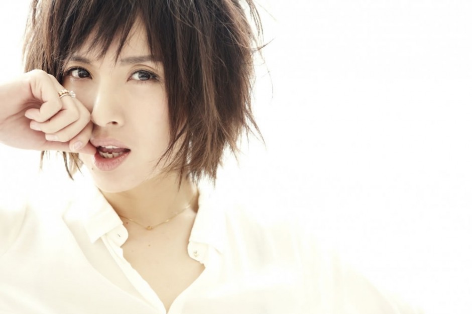 靳东的老婆李佳素雅白衣自然清新