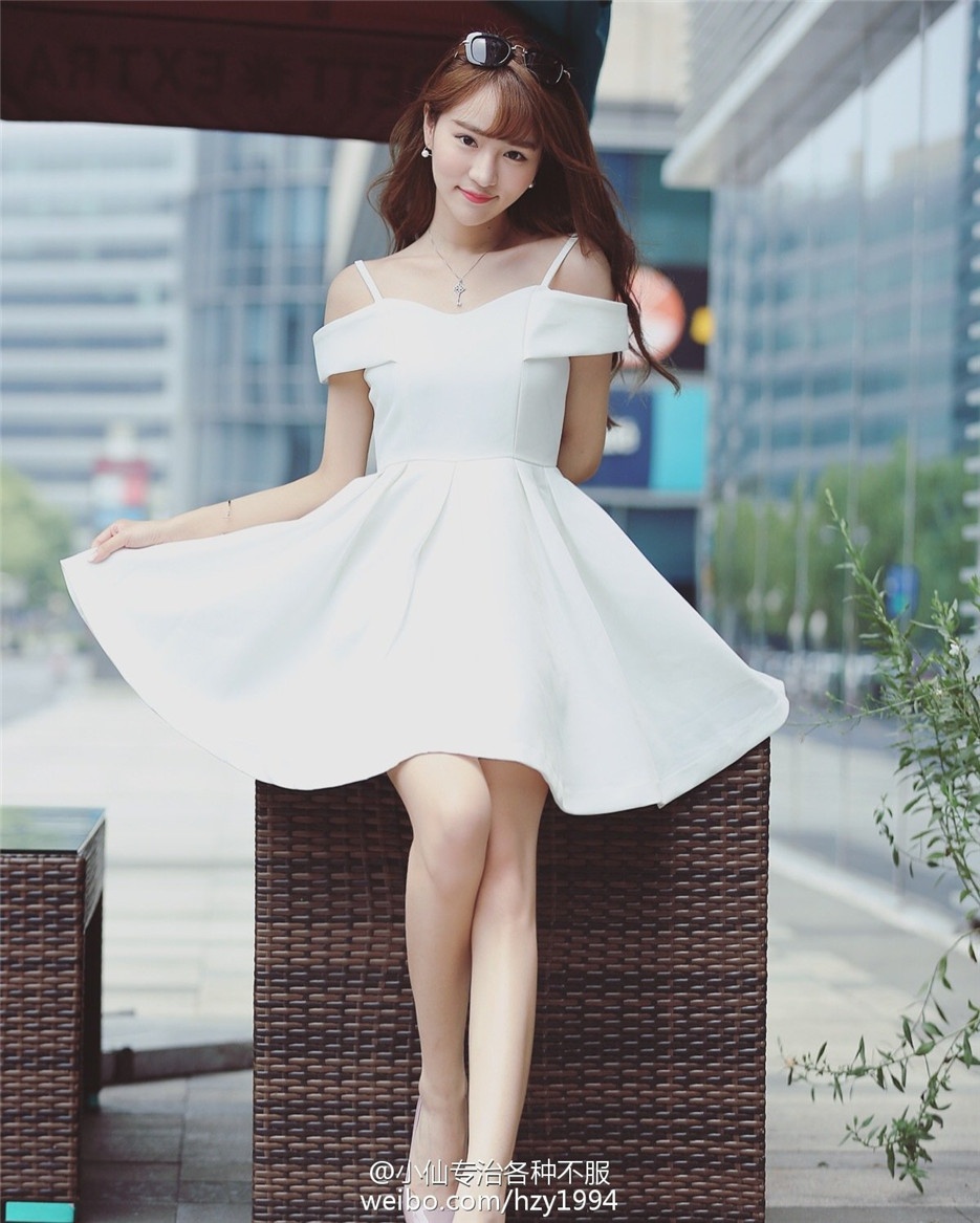 甜美长发美女小清新时尚街拍