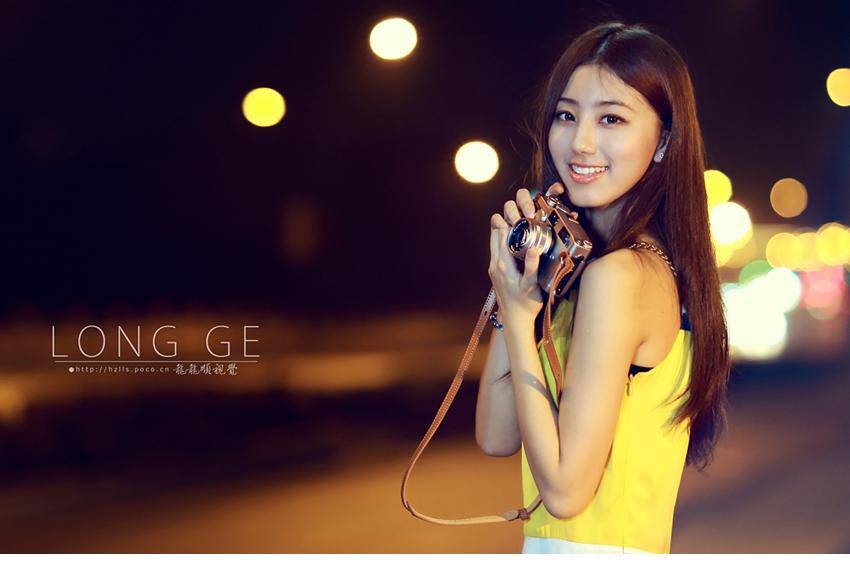 90后长发清纯美女夜间街拍照