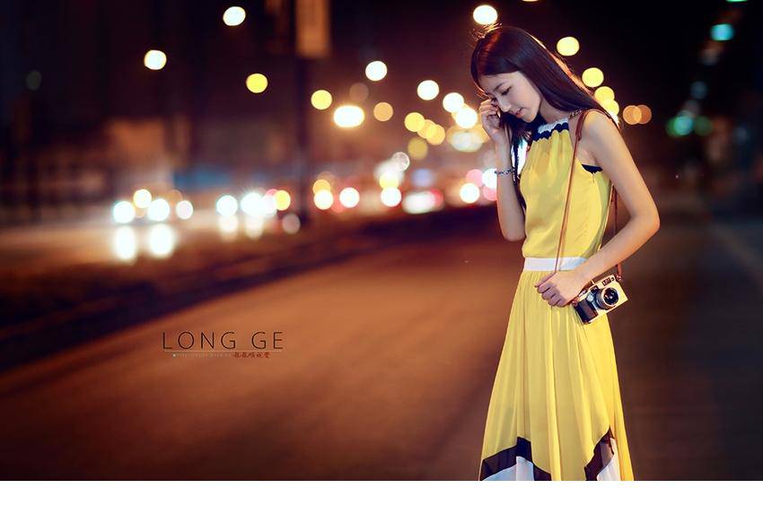 90后长发清纯美女夜间街拍照