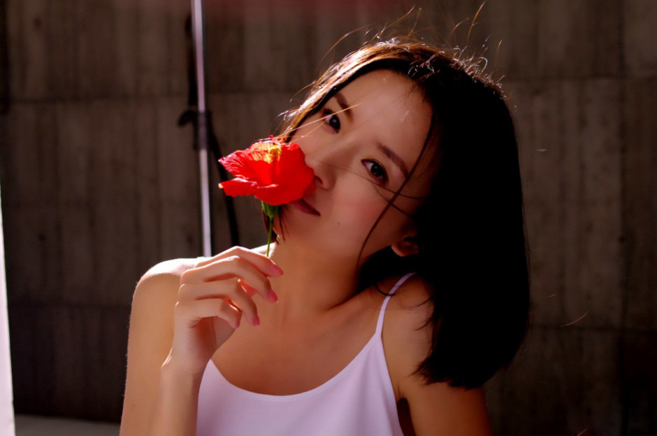 内地女星董洁散发文艺干净气息