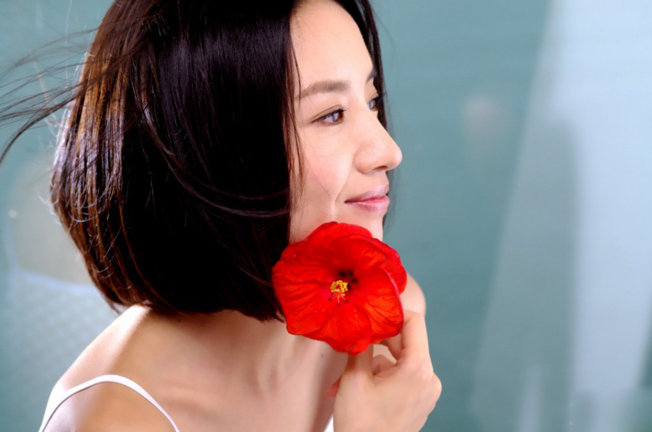 内地女星董洁散发文艺干净气息
